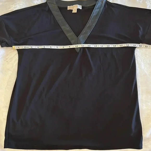 🖤 Michael Kors faux leather V-neck cold shoulder blouse in S - GUC - Picture 6 of 7